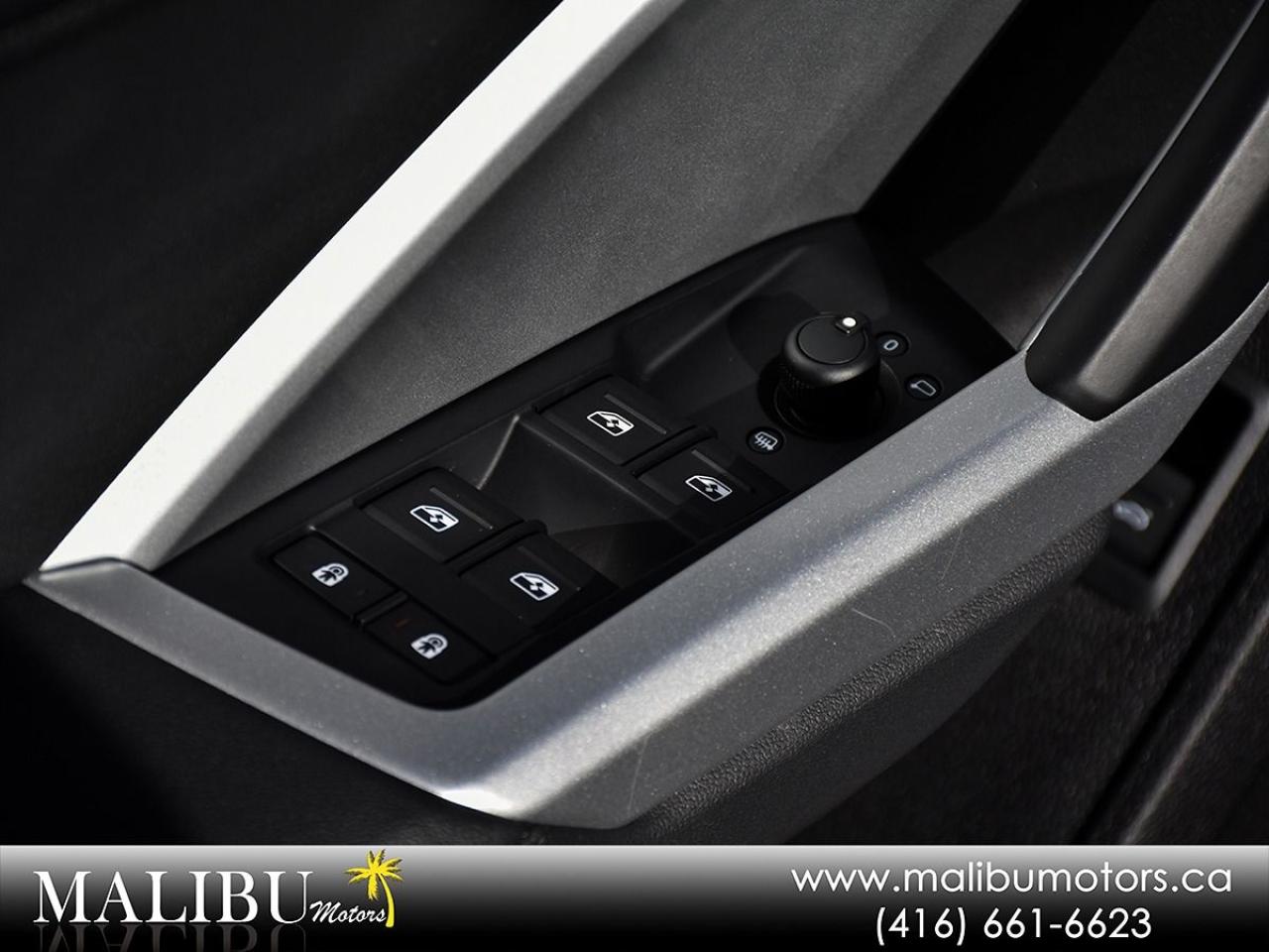 2025 Audi Q3 SUNR0OF Photo