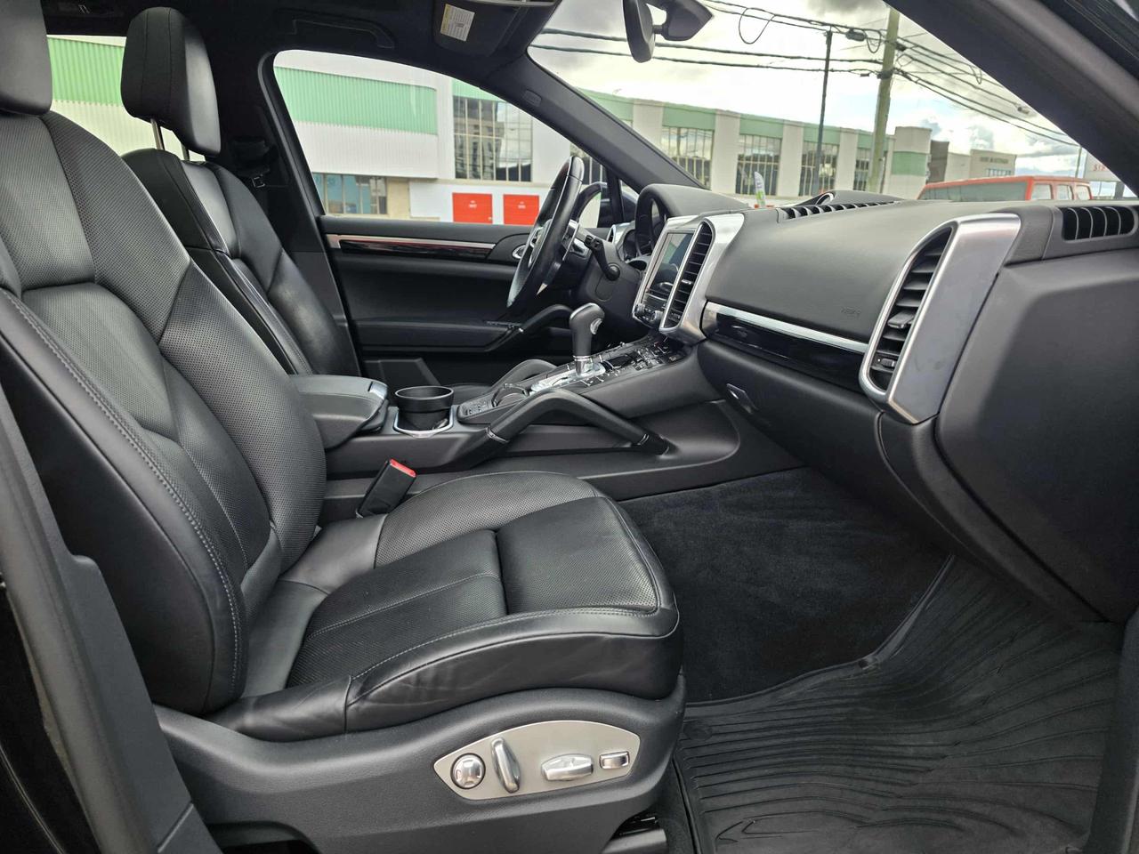 2017 Porsche Cayenne Platinum Edition AWD Photo