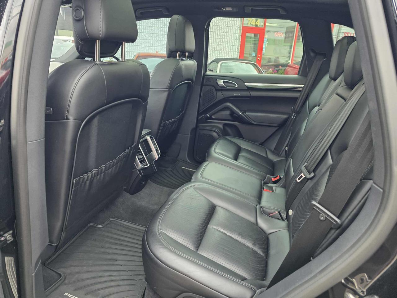 2017 Porsche Cayenne Platinum Edition AWD Photo