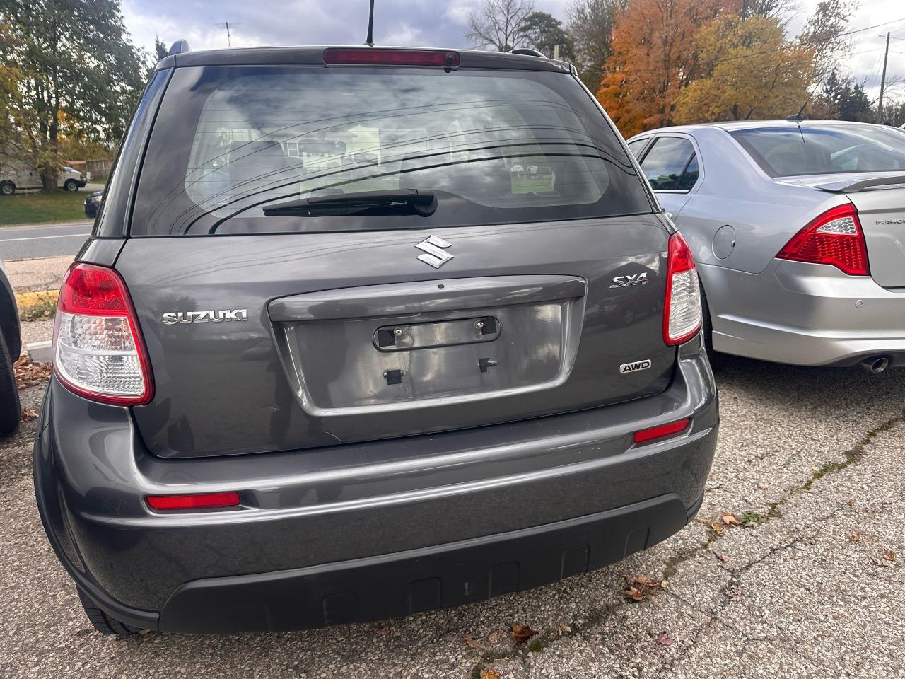 2010 Suzuki SX4 JLX - Photo #2