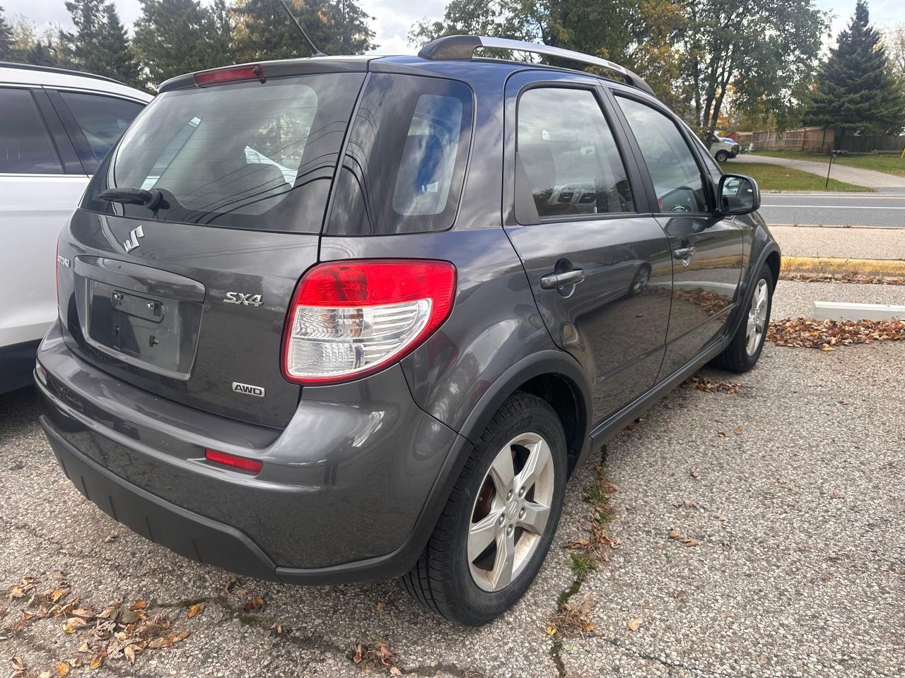 2010 Suzuki SX4 JLX - Photo #3