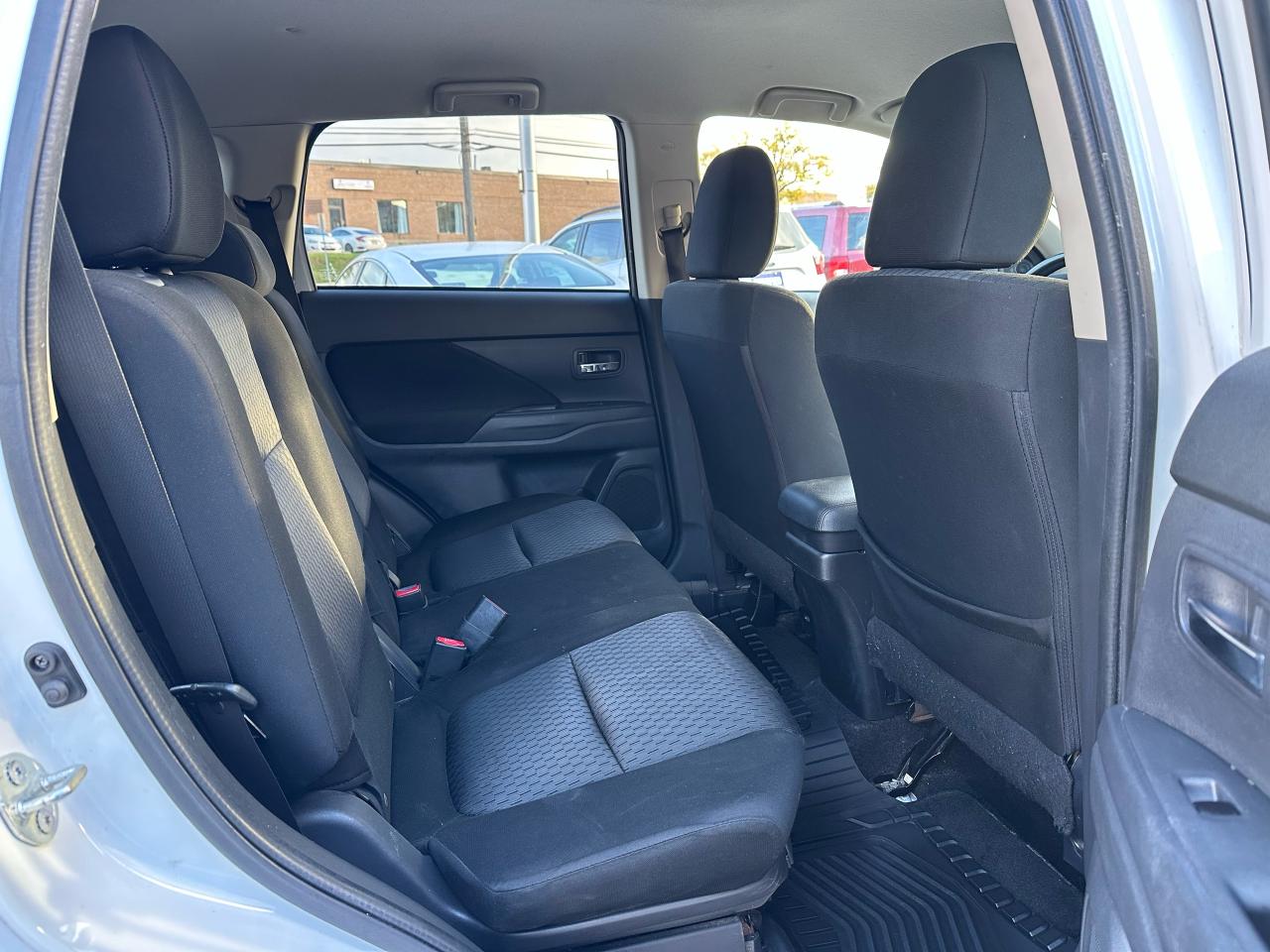 2014 Mitsubishi Outlander SE - Photo #11