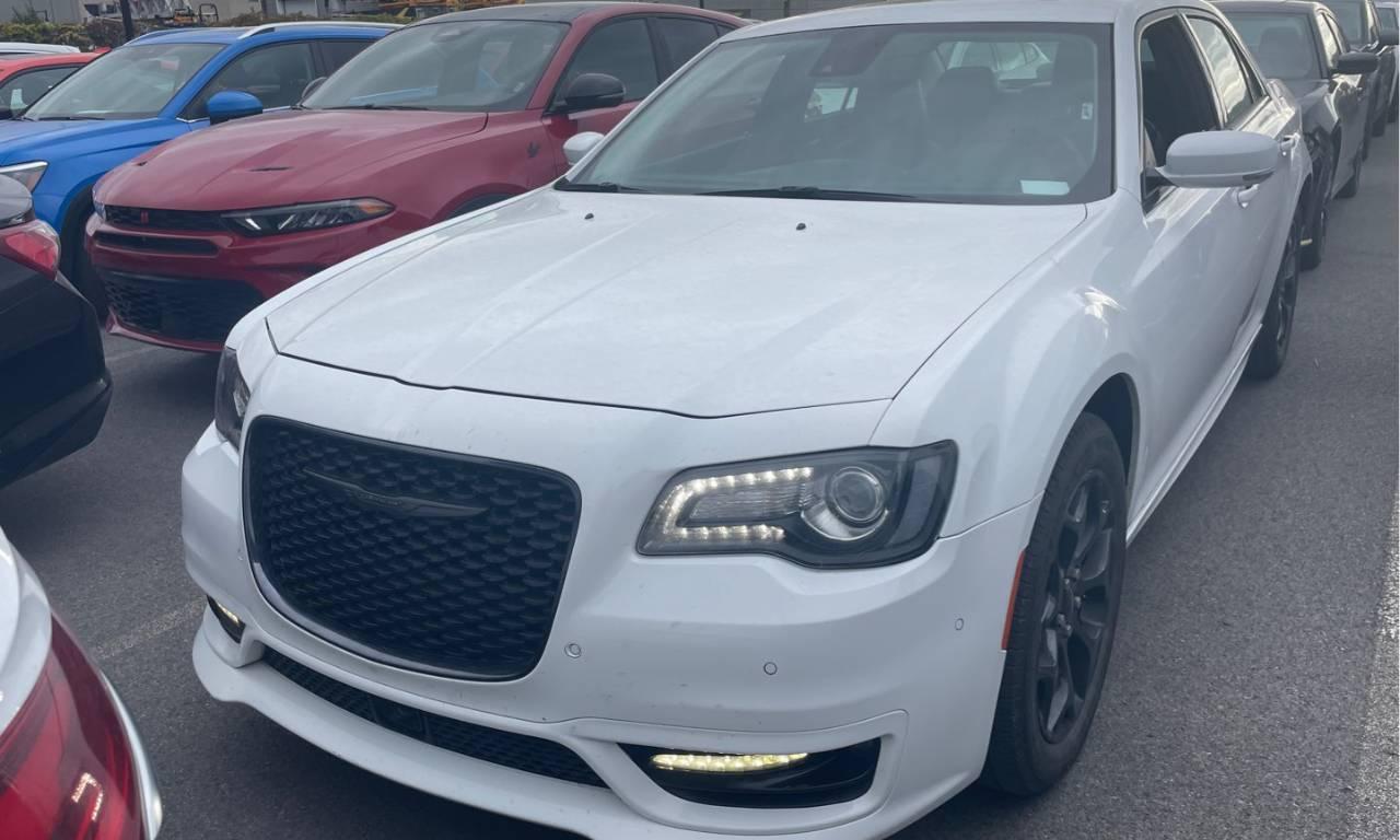 2023 Chrysler 300 300 TOURING L - Photo #2