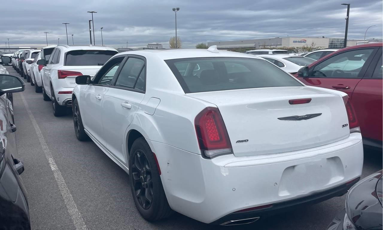 2023 Chrysler 300 300 TOURING L - Photo #4