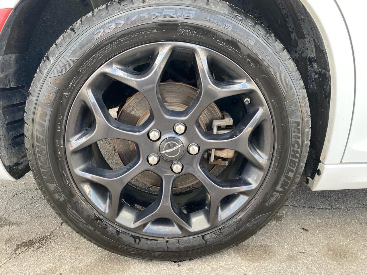 2023 Chrysler 300 300 TOURING L Photo