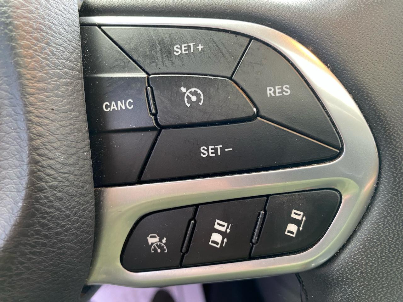 2023 Chrysler 300 300 TOURING L Photo