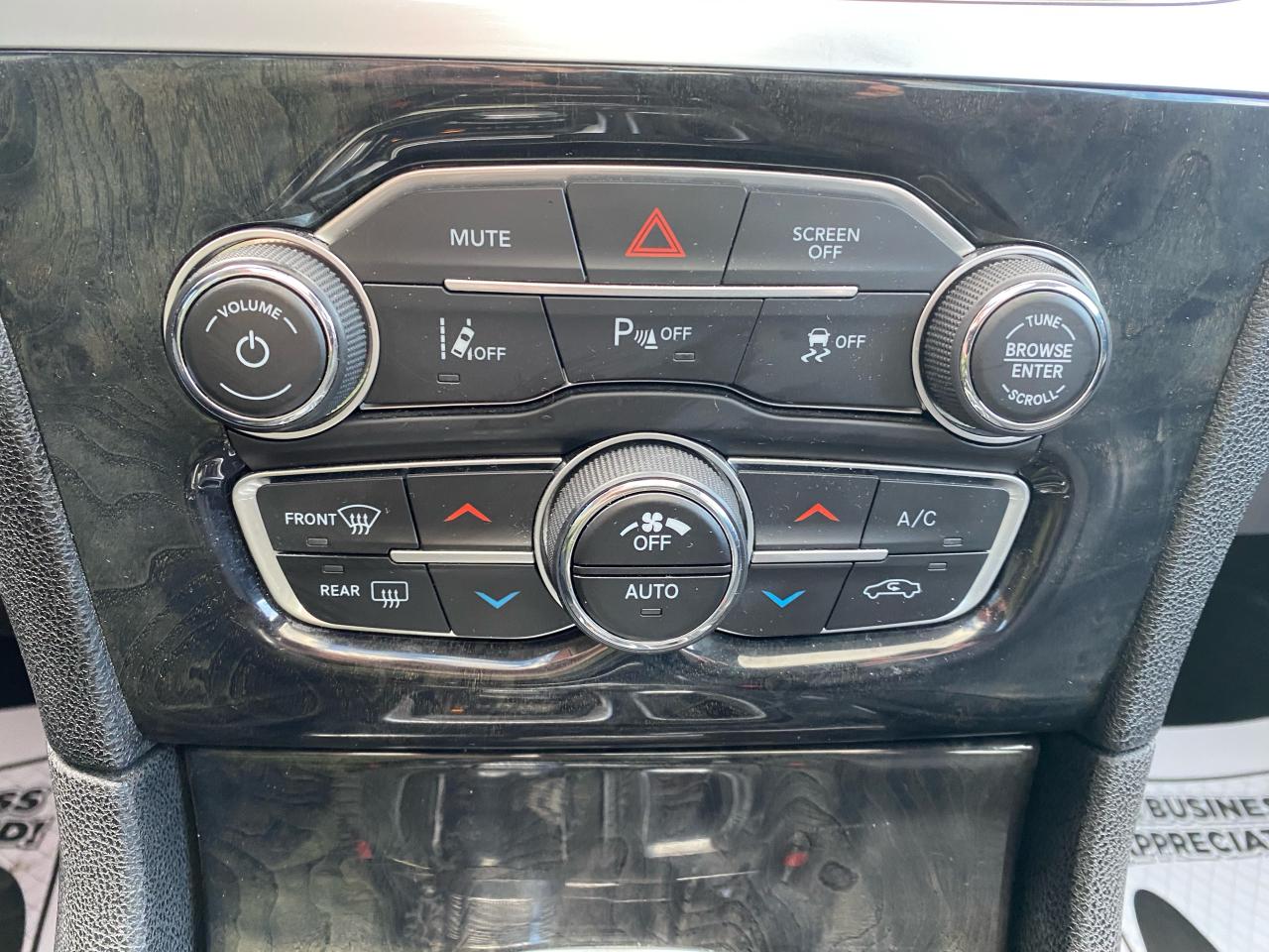 2023 Chrysler 300 300 TOURING L Photo