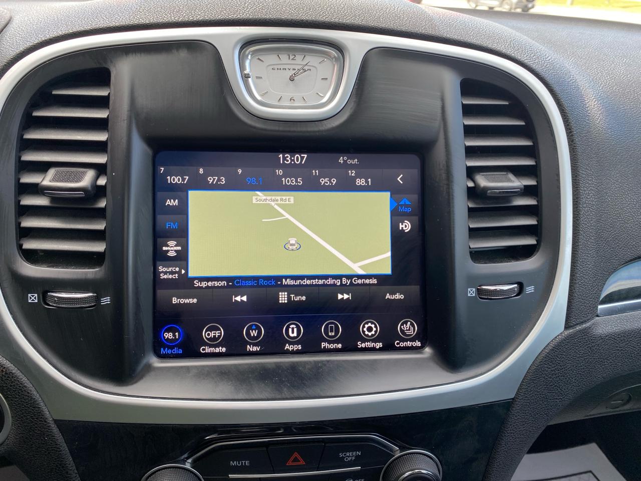 2023 Chrysler 300 300 TOURING L Photo