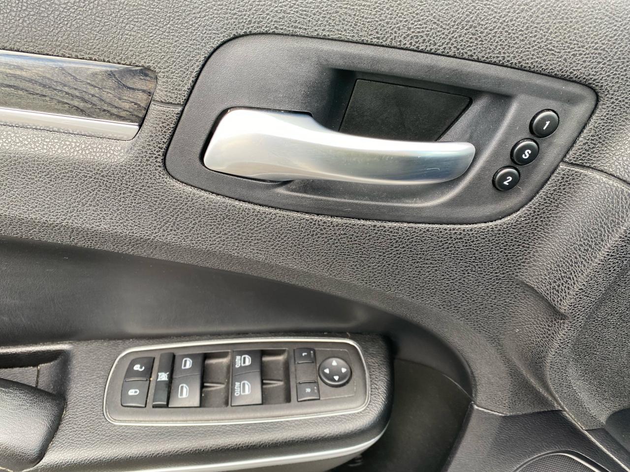 2023 Chrysler 300 300 TOURING L Photo