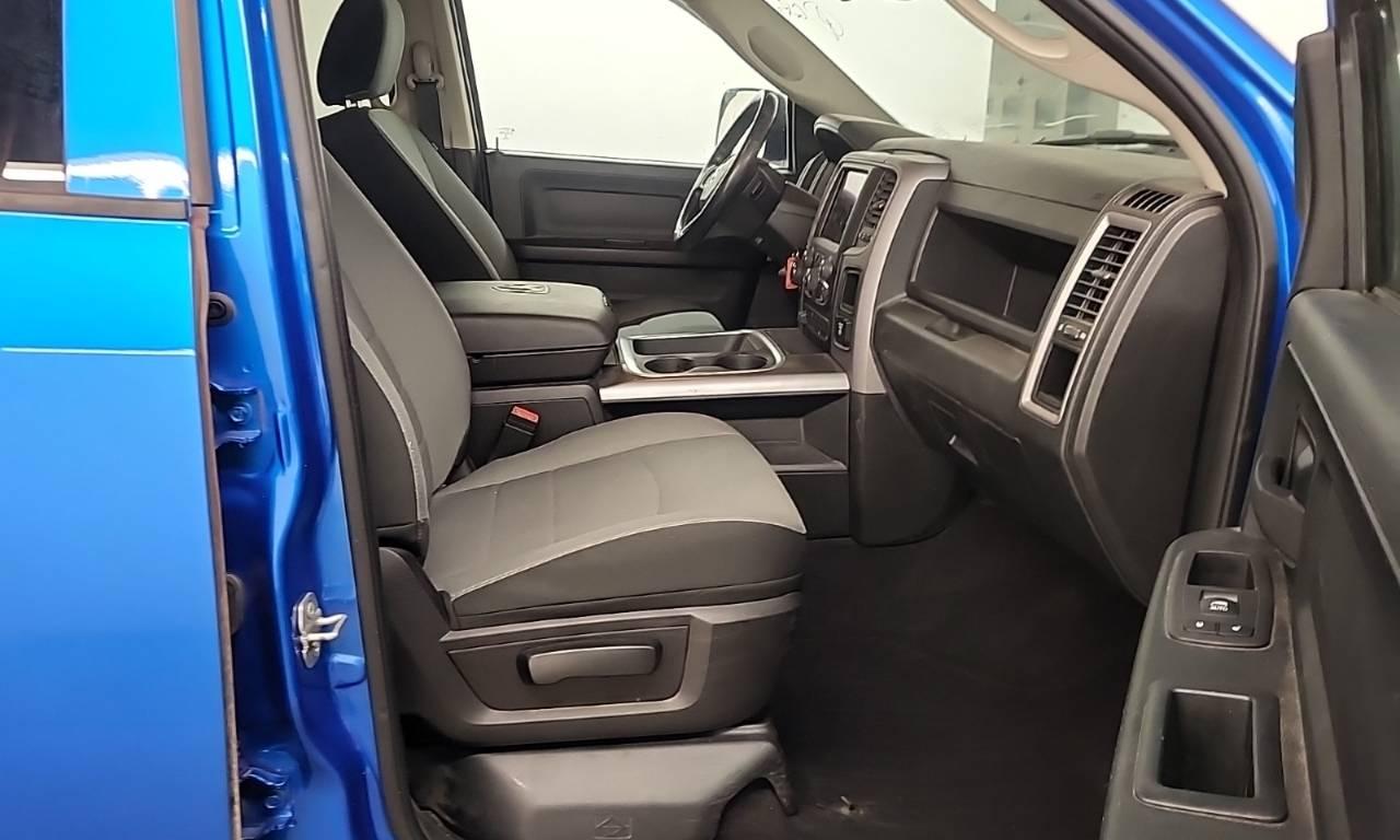 2021 RAM 1500 Classic EXPRESS 4X4 CREW CAB 5'7" BOX - Photo #9