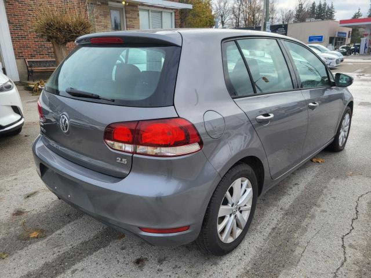 2013 Volkswagen Golf TRENDLINE Photo2