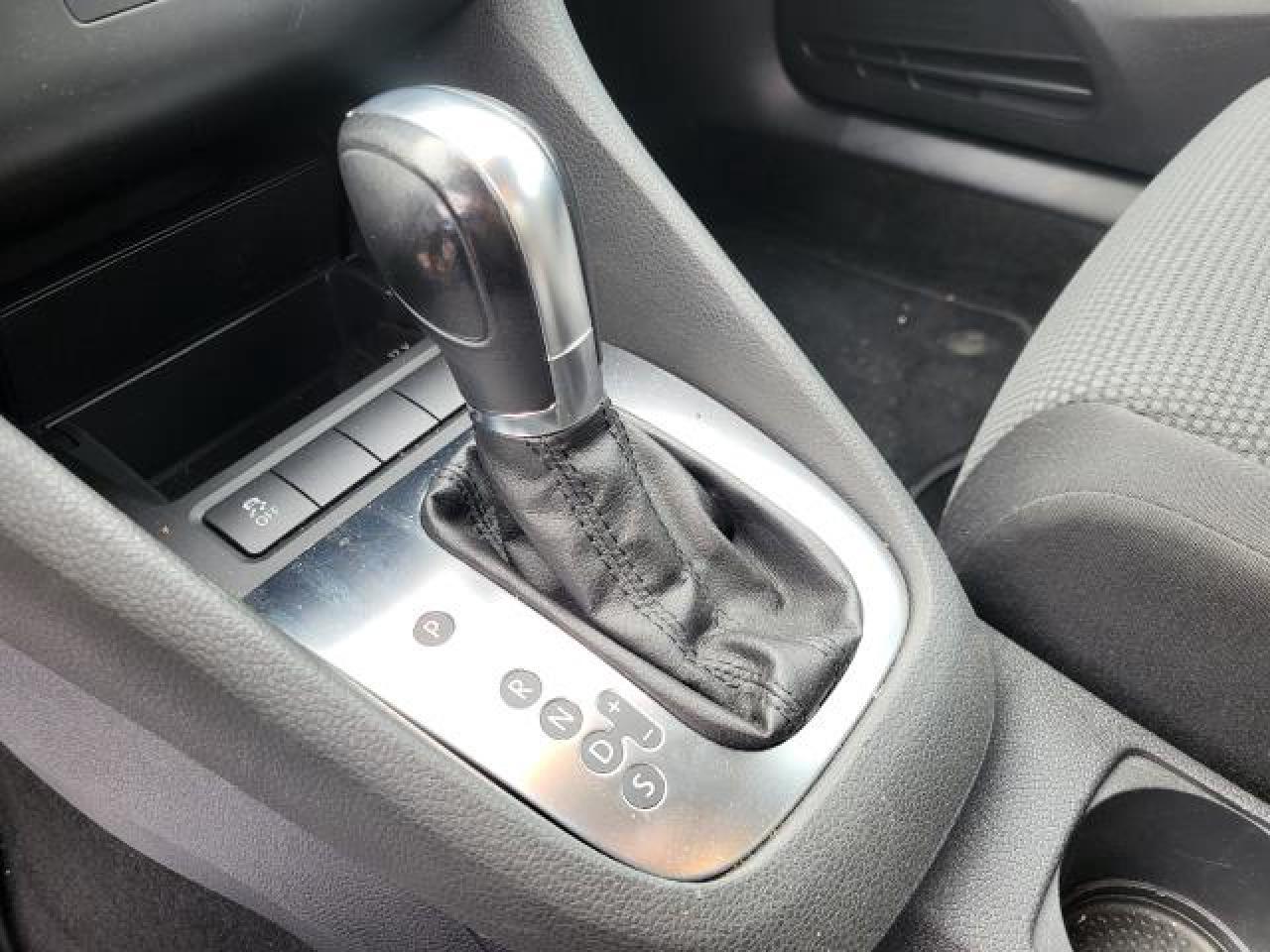 2013 Volkswagen Golf TRENDLINE Photo11