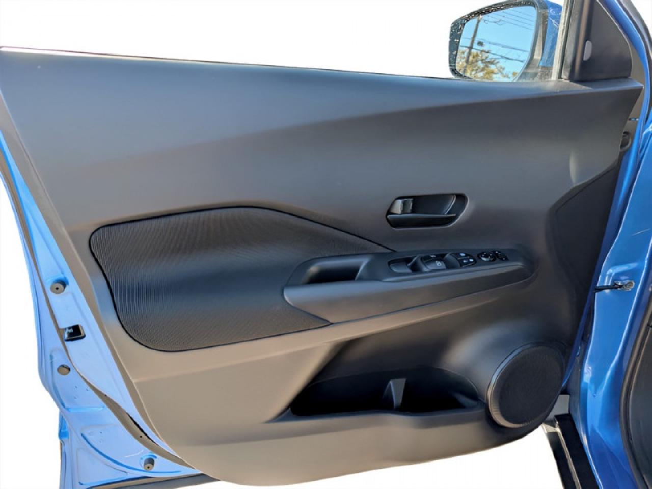 2024 Nissan Kicks S  **BLIND SPOT - APPLE CP** Photo