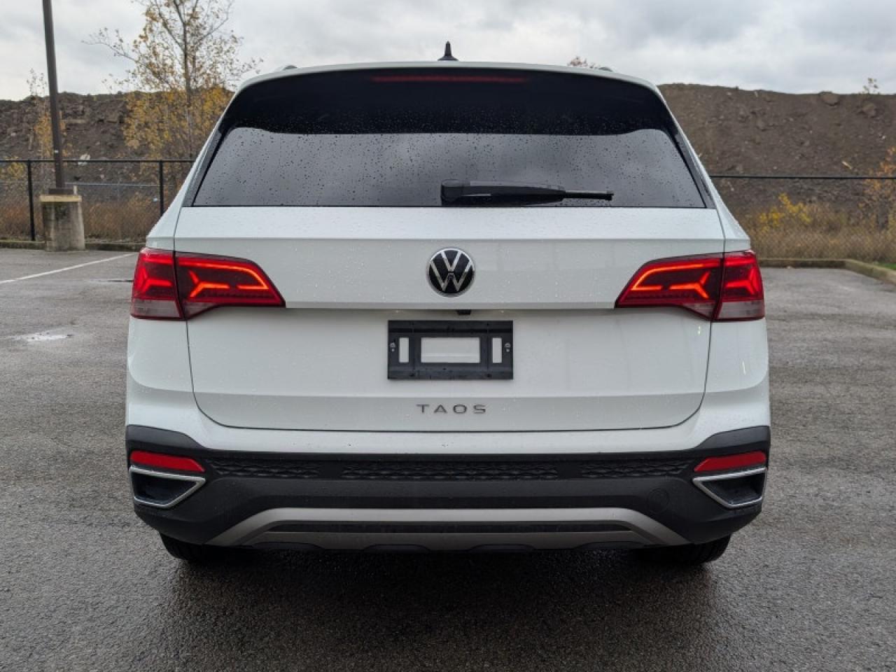 2024 Volkswagen Taos Comfortline w/Sunroof Pkg  **HTD SW - ROOF** Photo