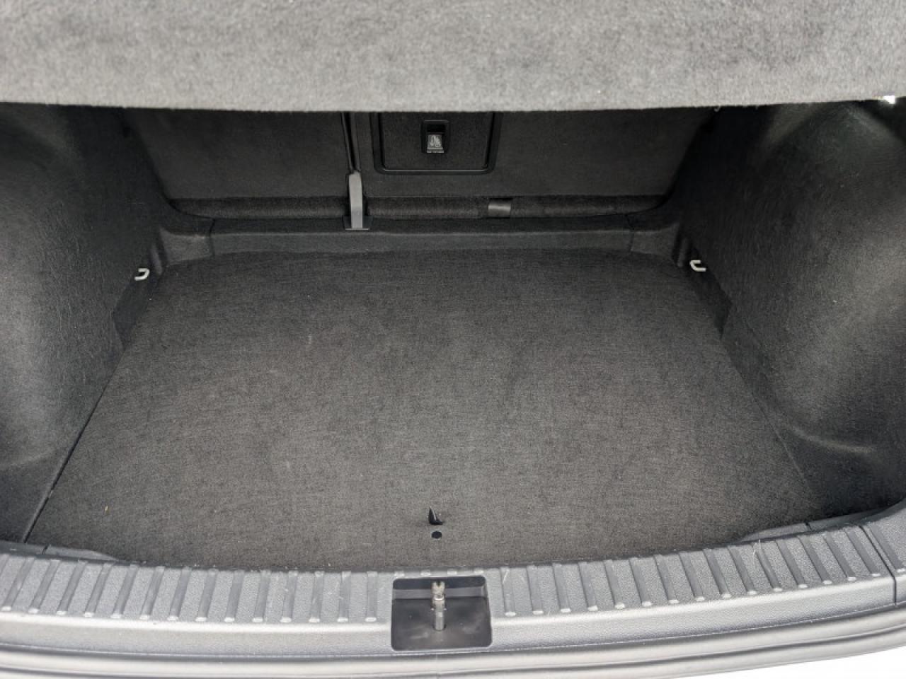 2024 Volkswagen Taos Comfortline w/Sunroof Pkg  **HTD SW - ROOF** Photo