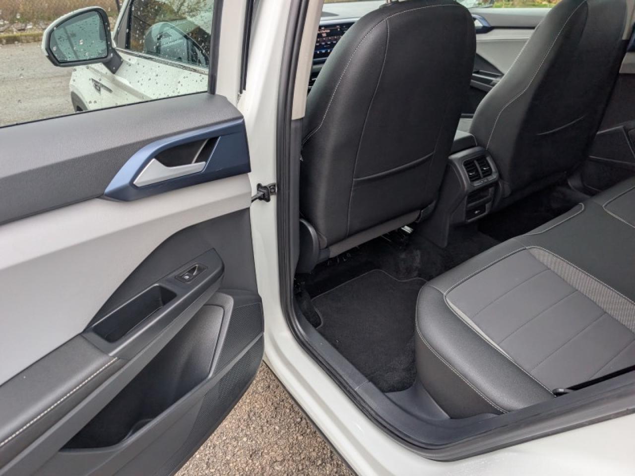 2024 Volkswagen Taos Comfortline w/Sunroof Pkg  **HTD SW - ROOF** Photo