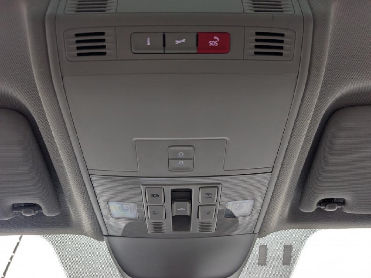 2024 Volkswagen Taos Comfortline w/Sunroof Pkg  **HTD SW - ROOF** Photo