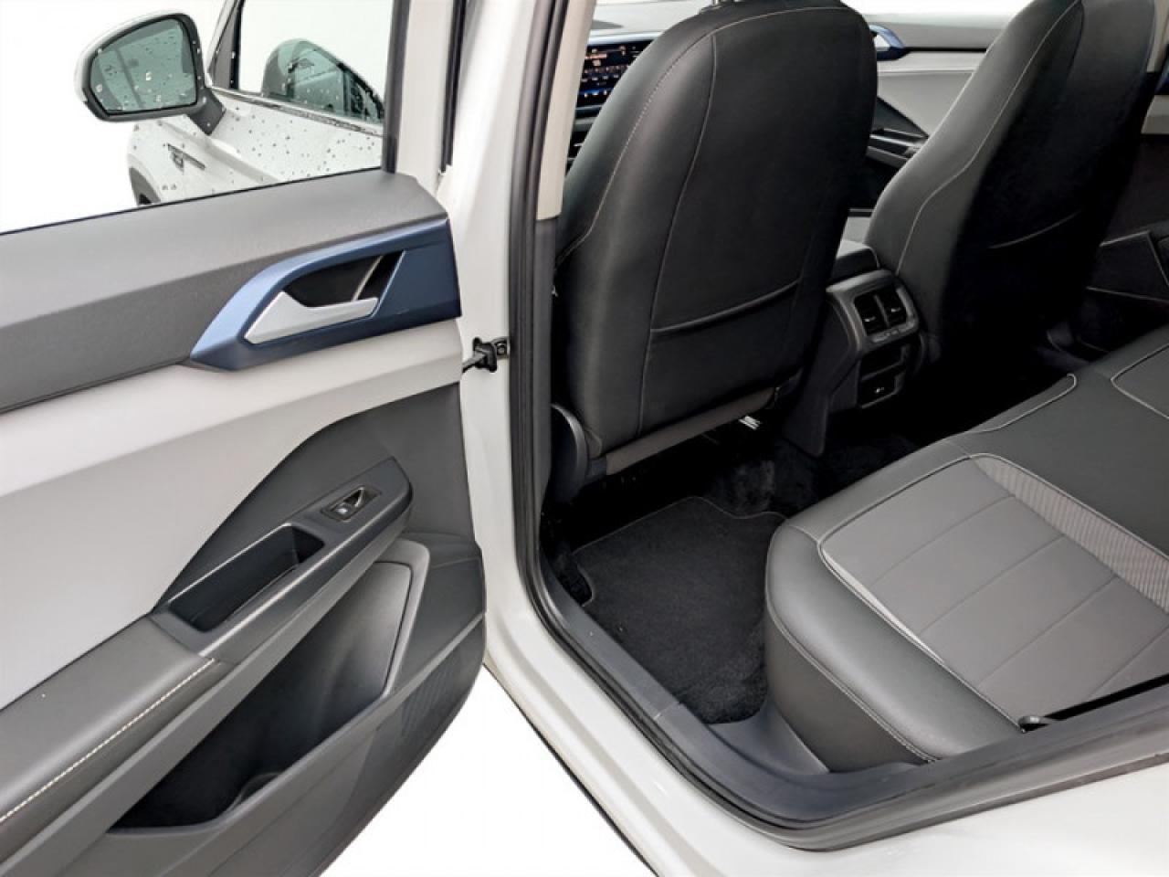 2024 Volkswagen Taos Comfortline w/Sunroof Pkg  **HTD SW - ROOF** Photo