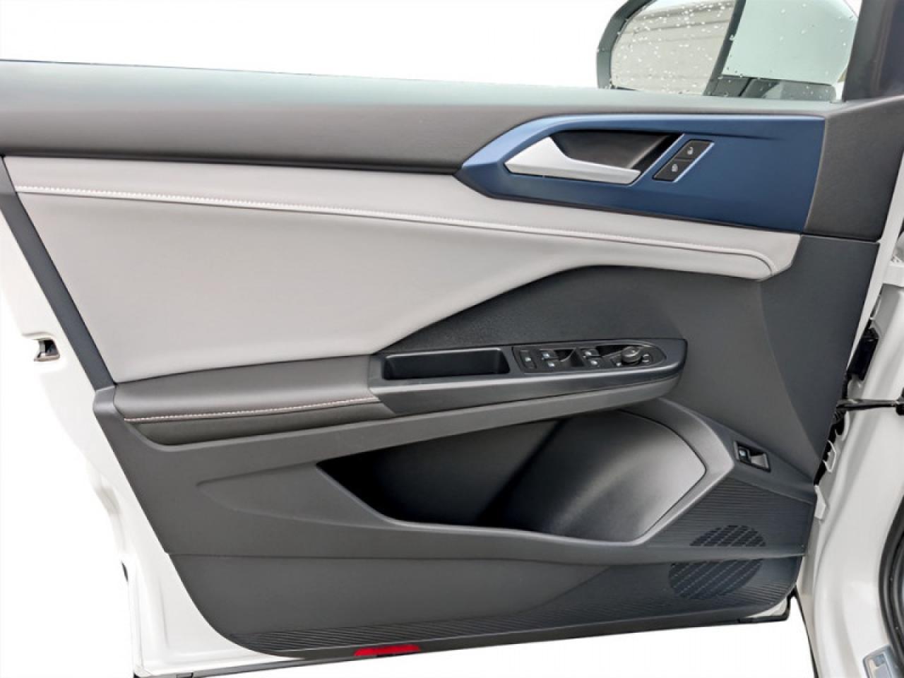 2024 Volkswagen Taos Comfortline w/Sunroof Pkg  **HTD SW - ROOF** Photo