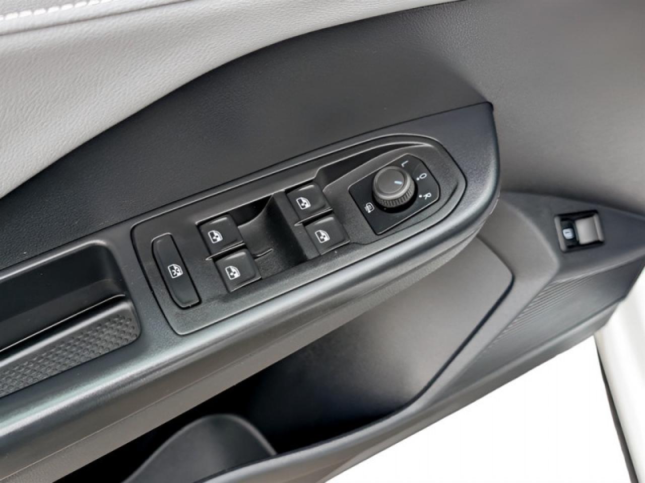 2024 Volkswagen Taos Comfortline w/Sunroof Pkg  **HTD SW - ROOF** Photo