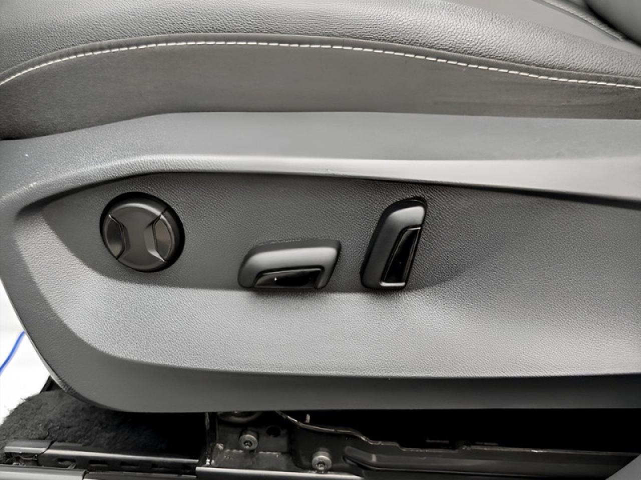 2024 Volkswagen Taos Comfortline w/Sunroof Pkg  **HTD SW - ROOF** Photo