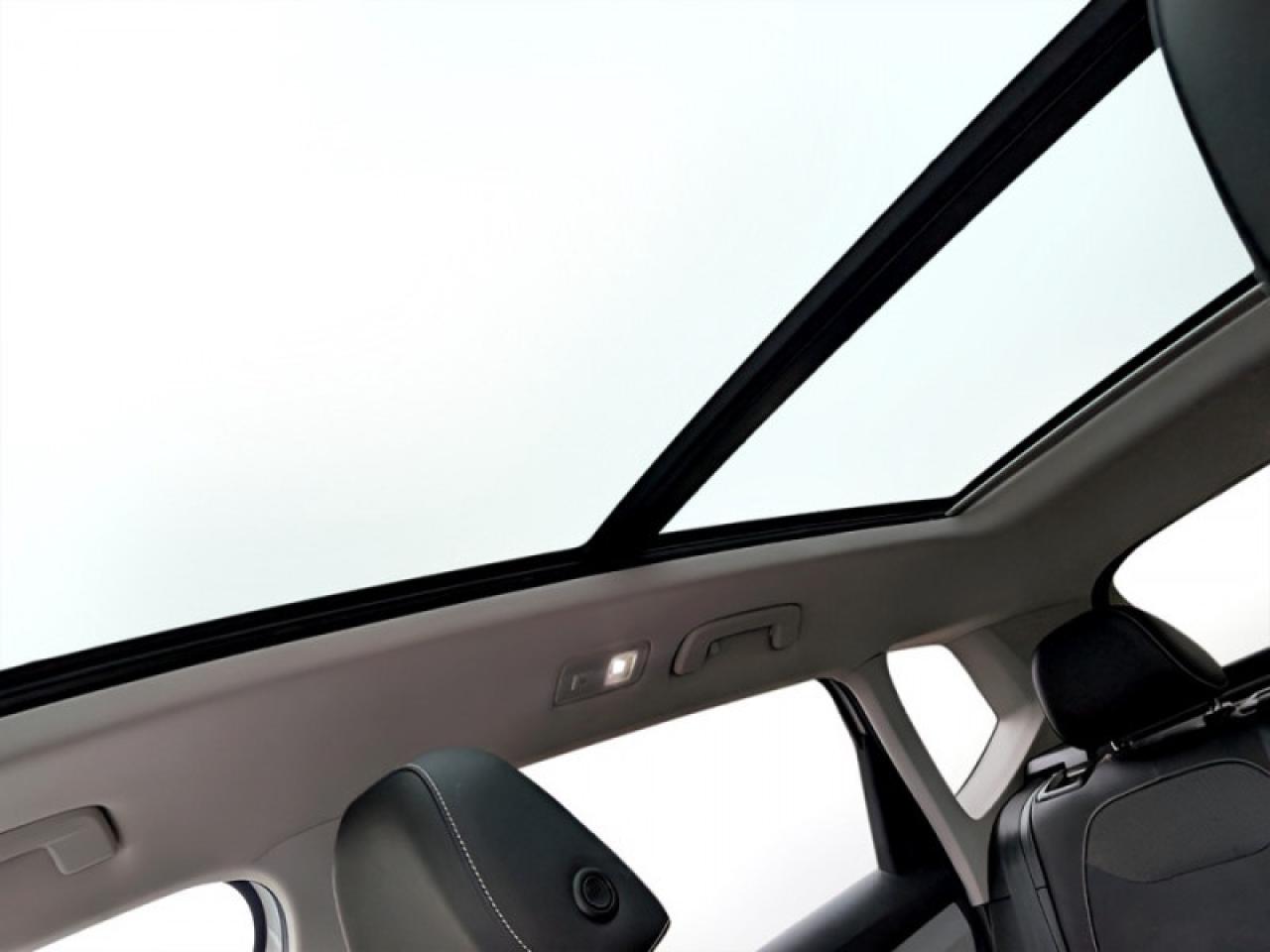 2024 Volkswagen Taos Comfortline w/Sunroof Pkg  **HTD SW - ROOF** Photo