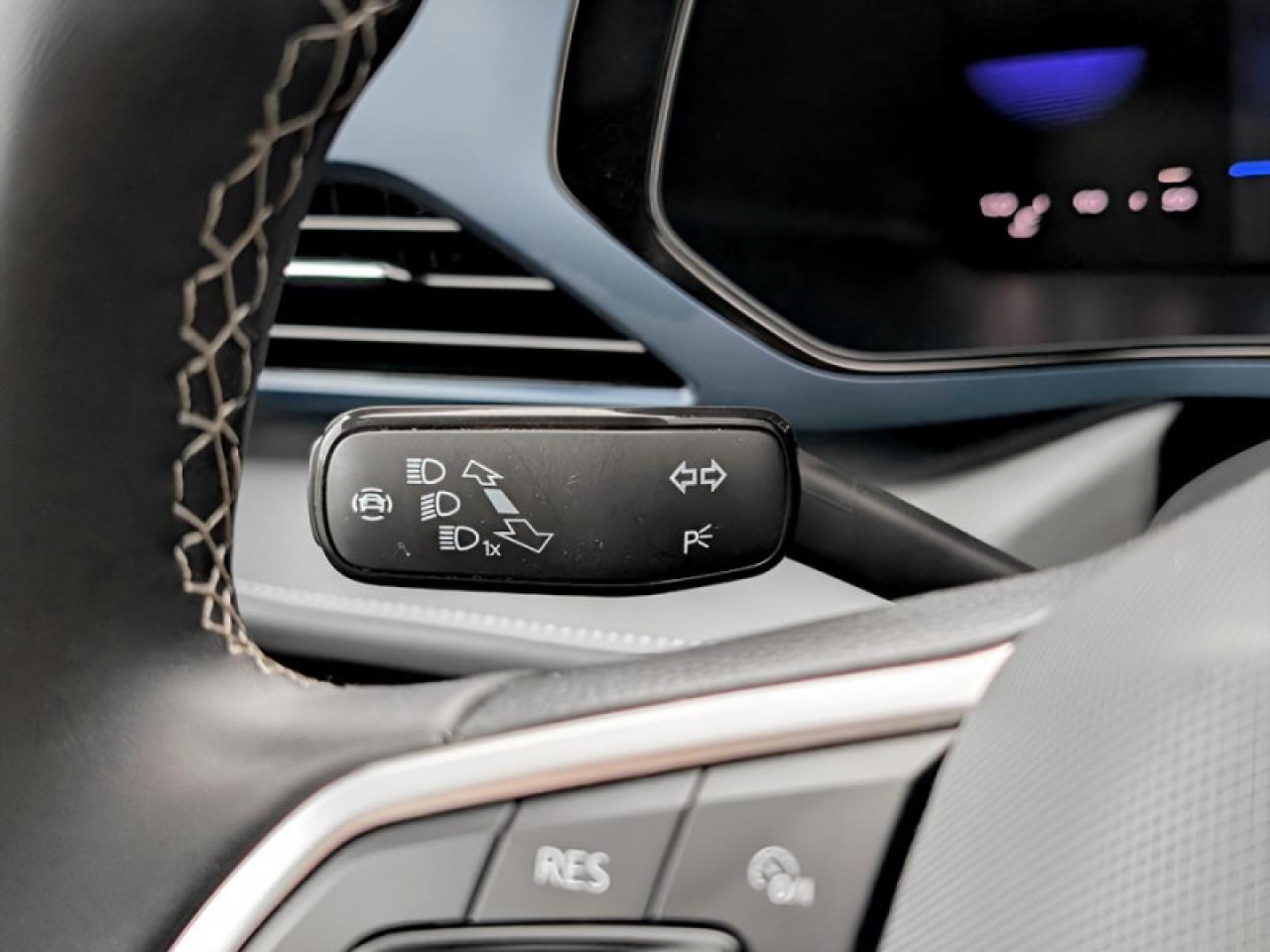 2024 Volkswagen Taos Comfortline w/Sunroof Pkg  **HTD SW - ROOF** Photo