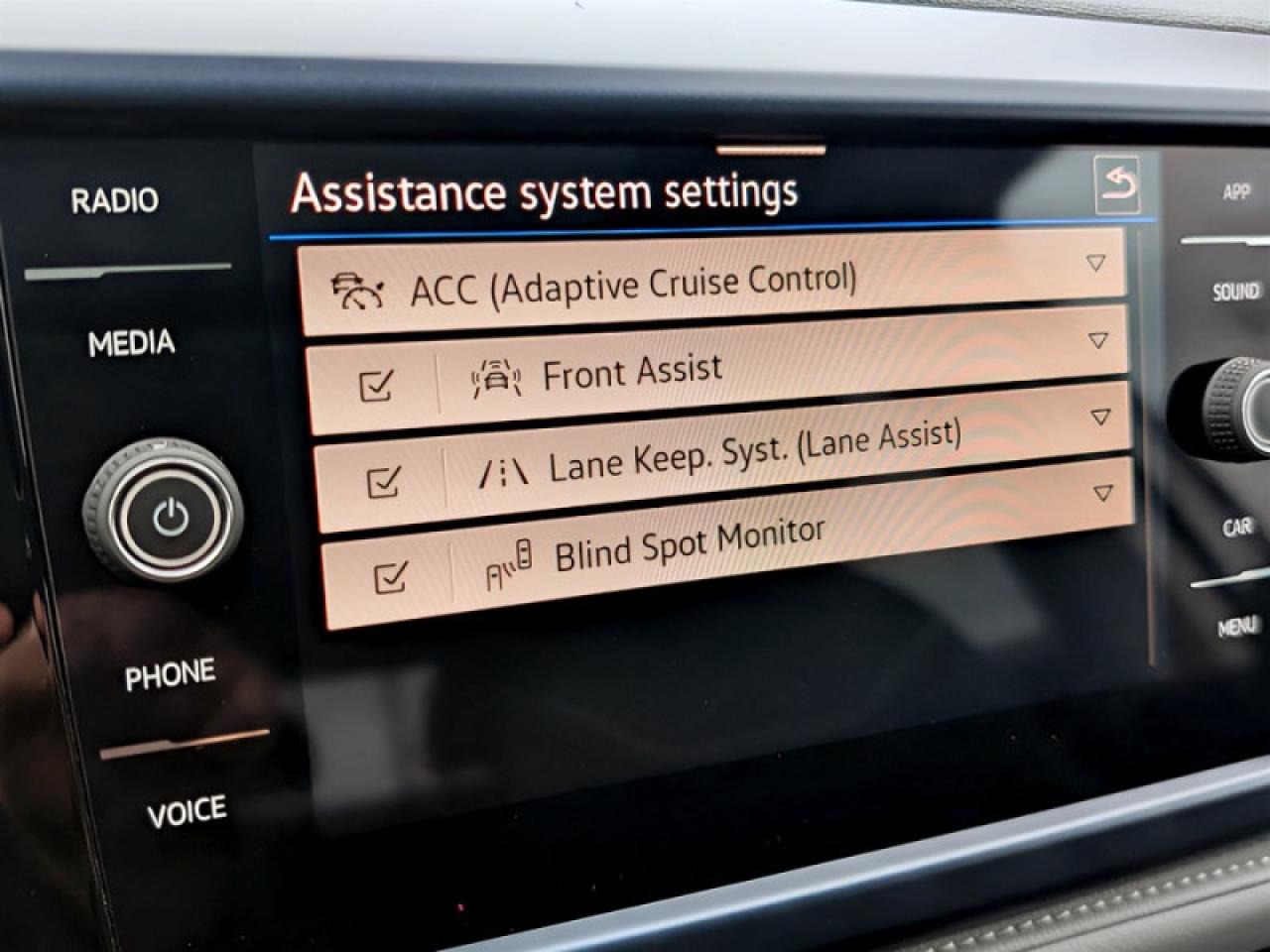 2024 Volkswagen Taos Comfortline w/Sunroof Pkg  **HTD SW - ROOF** Photo