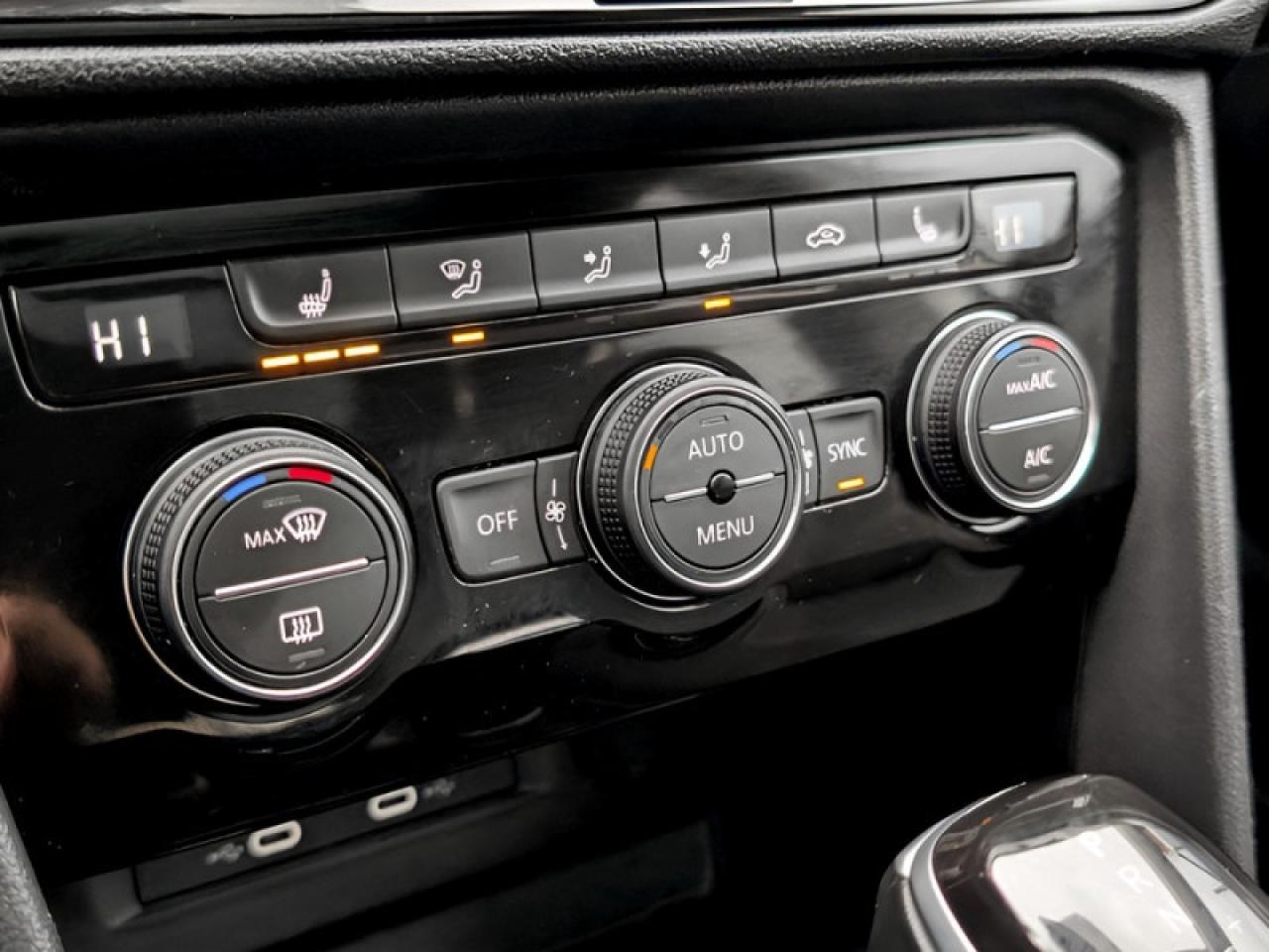 2024 Volkswagen Taos Comfortline w/Sunroof Pkg  **HTD SW - ROOF** Photo