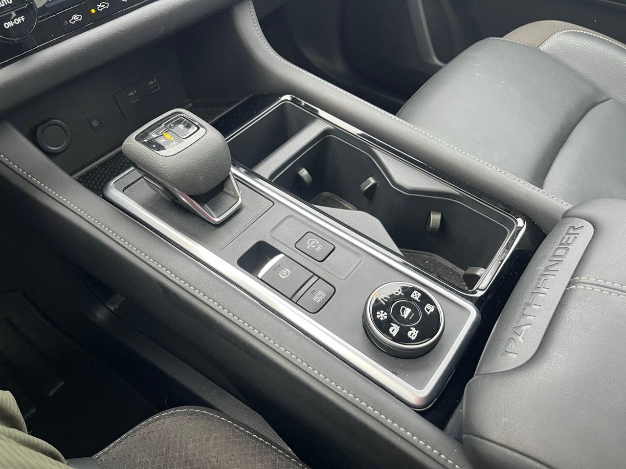 2024 Nissan Pathfinder SL 4WD Photo