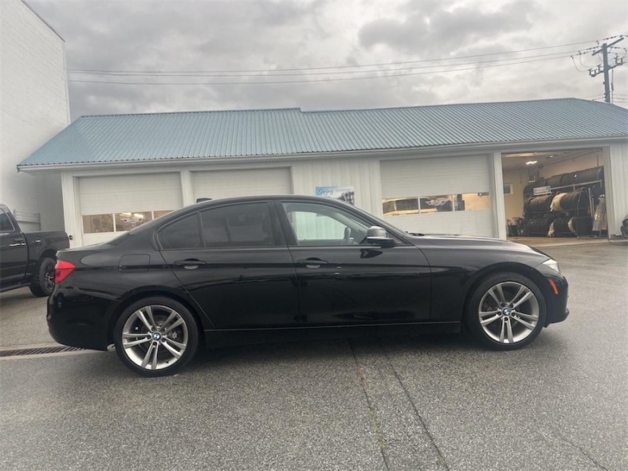 2016 BMW 3 Series 320i  xDrive  - Sunroof -  Navigation Photo5