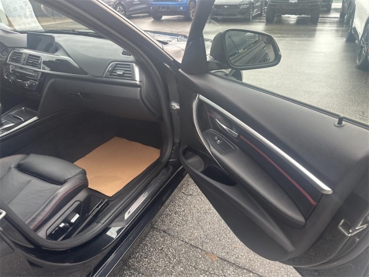 2016 BMW 3 Series 320i  xDrive  - Sunroof -  Navigation Photo5