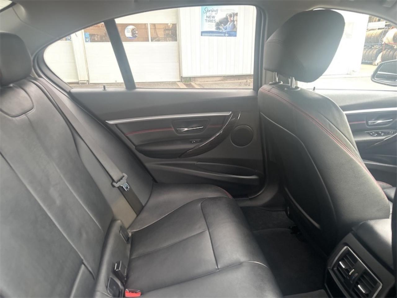 2016 BMW 3 Series 320i  xDrive  - Sunroof -  Navigation Photo5