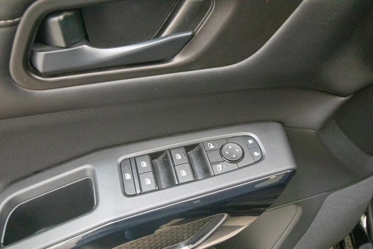 2024 Nissan Pathfinder SV 4WD Photo5