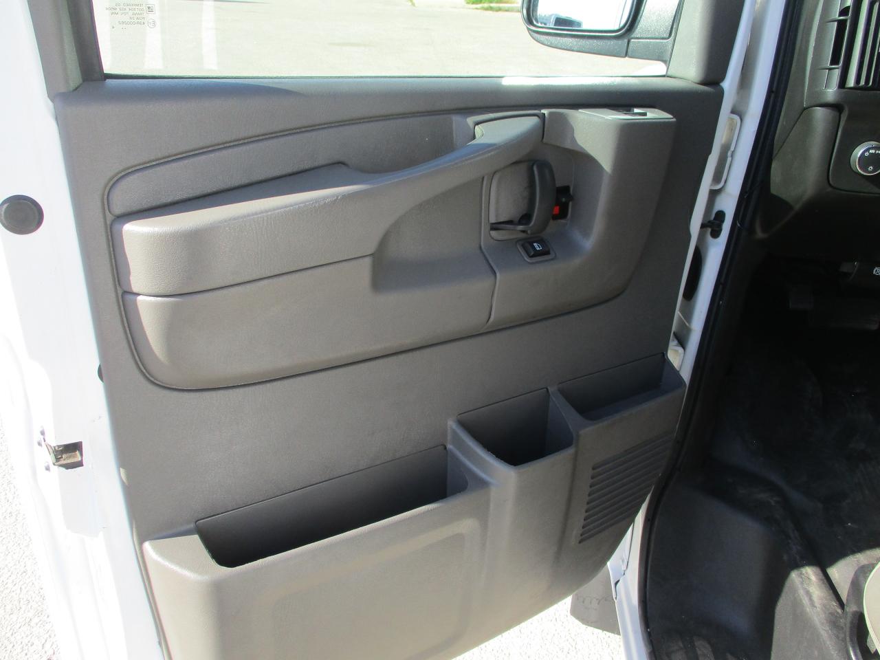 2014 GMC Savana Cargo Van RWD 2500 135" - Photo #9