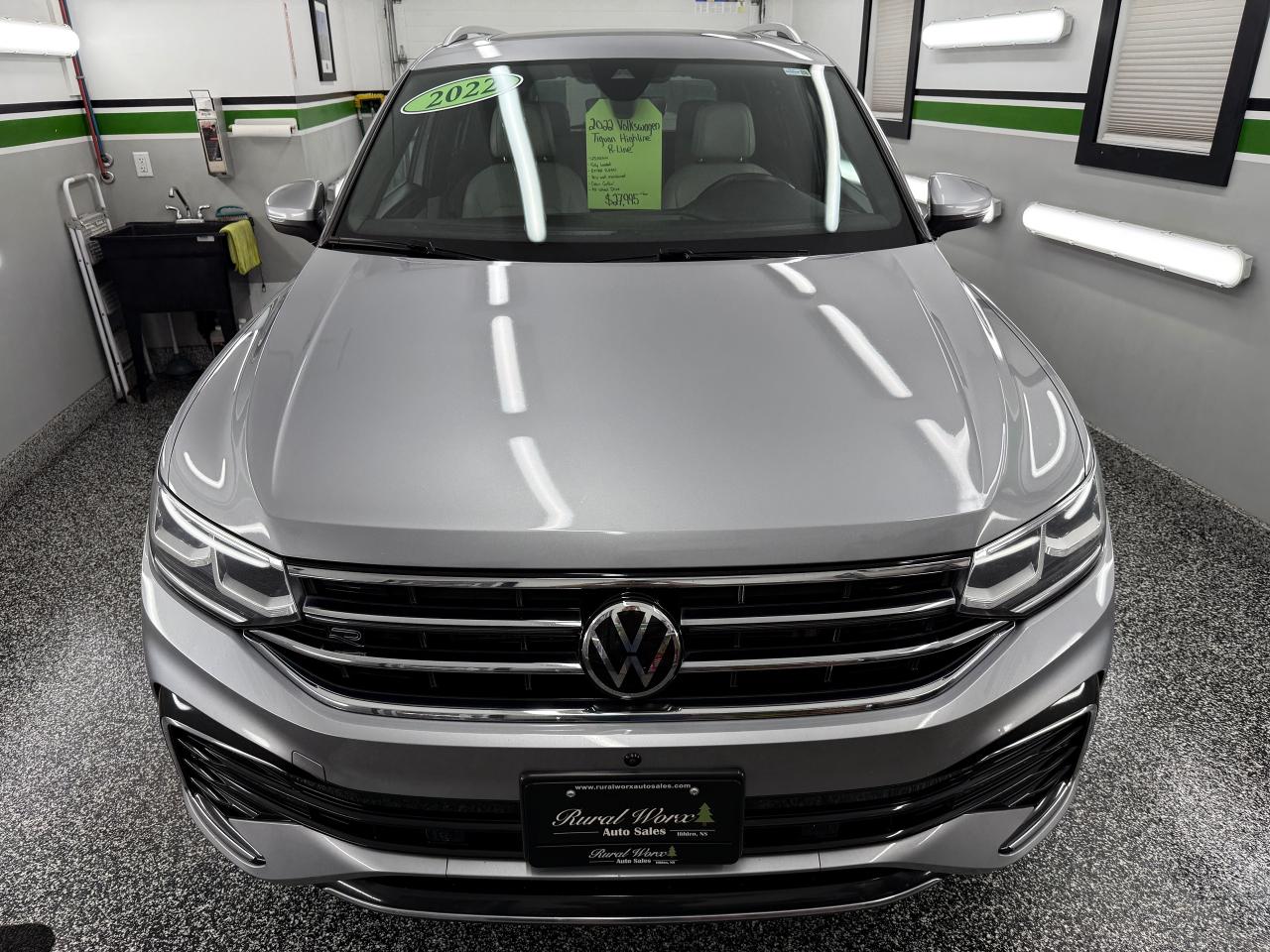 2022 Volkswagen Tiguan Highline R-line - Photo #2