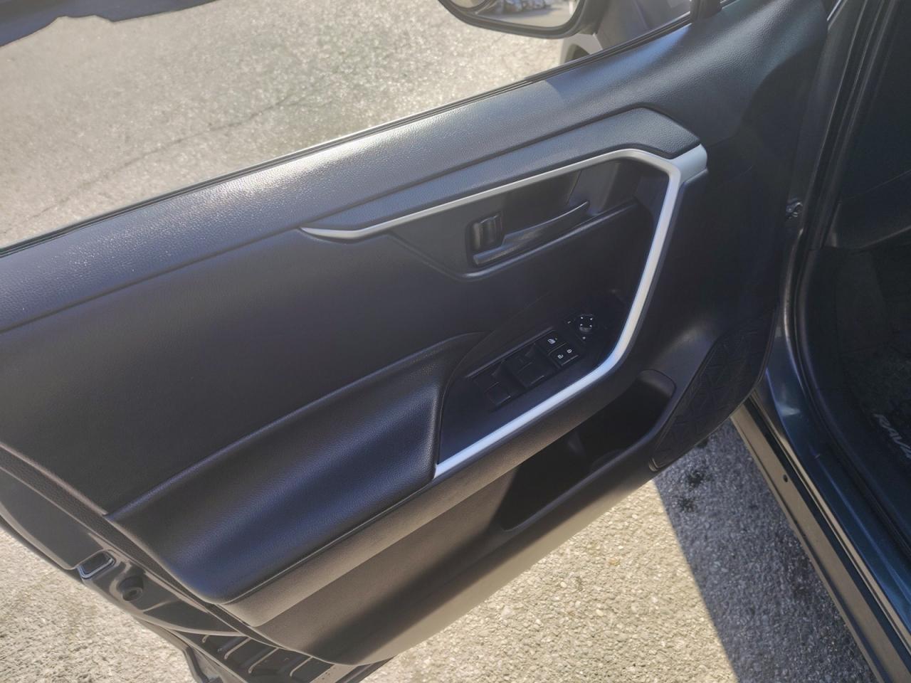 2021 Toyota RAV4 LE Photo