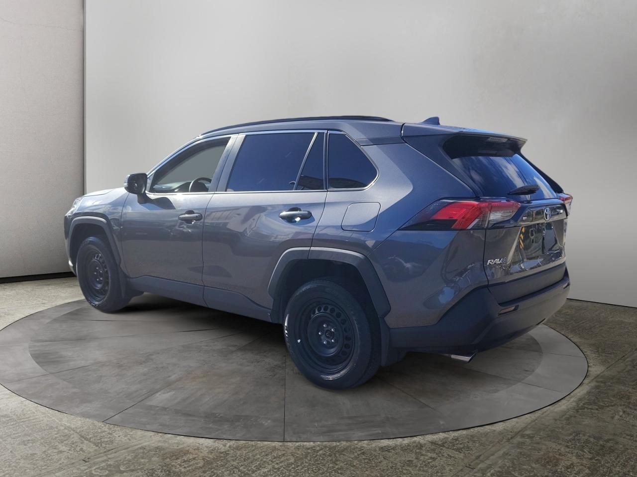 2021 Toyota RAV4 LE Photo