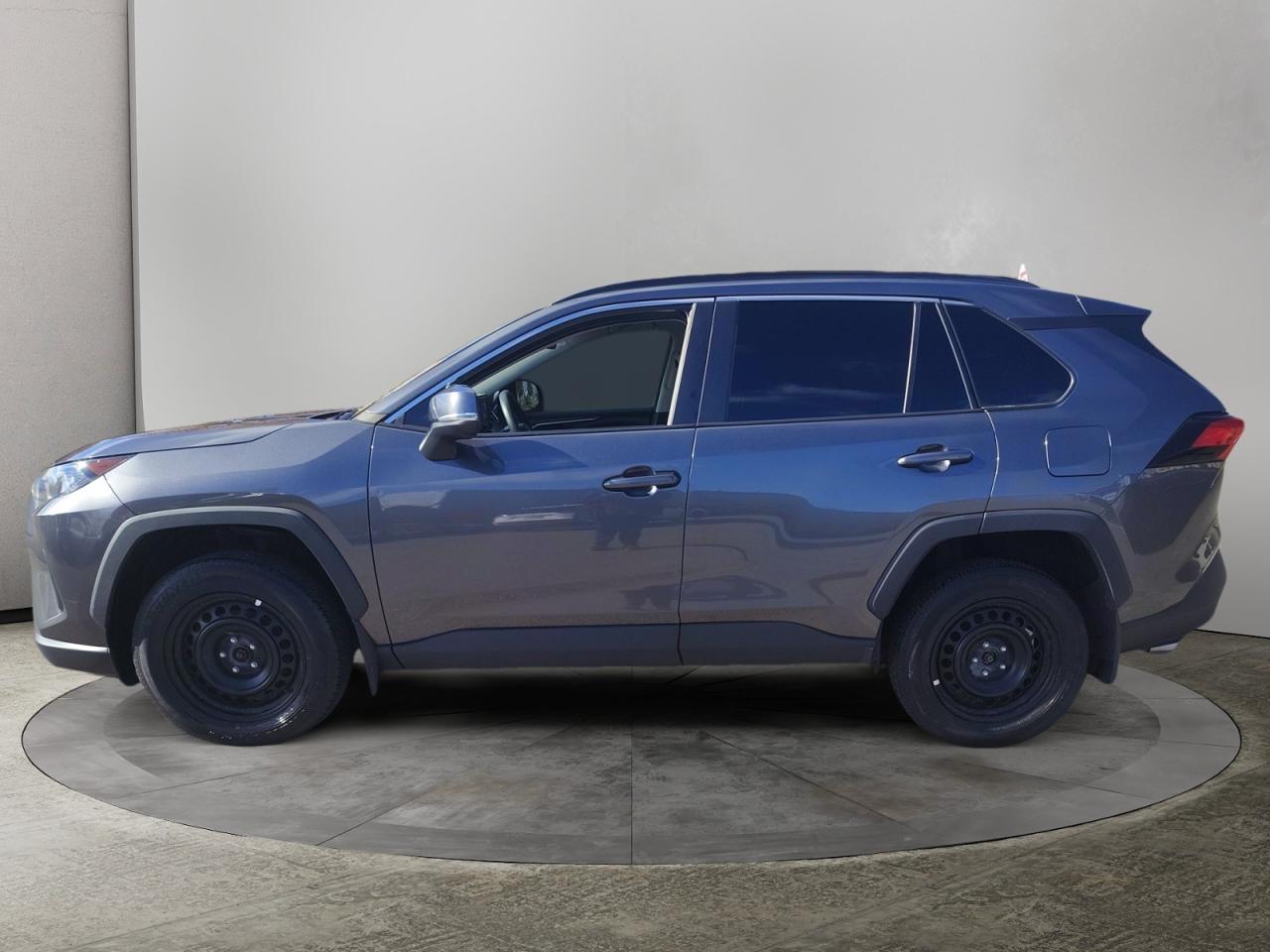 2021 Toyota RAV4 LE Photo2