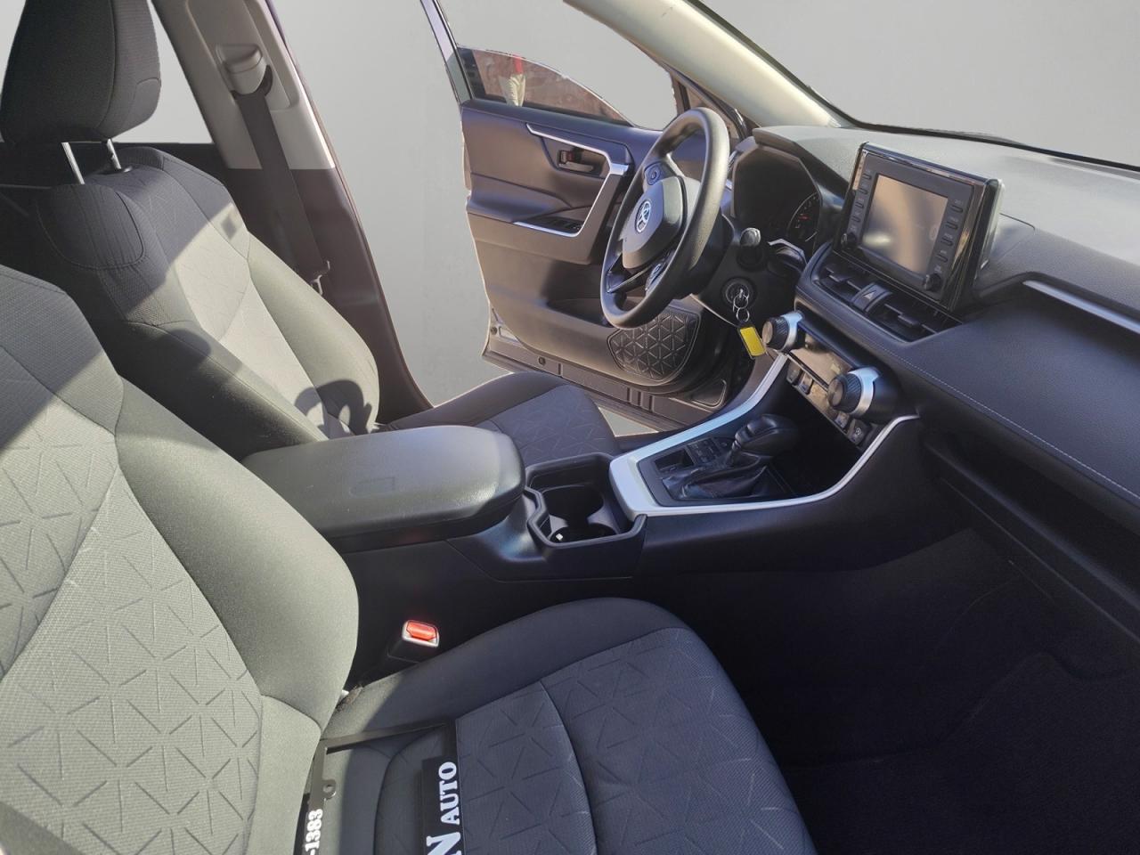 2021 Toyota RAV4 LE Photo