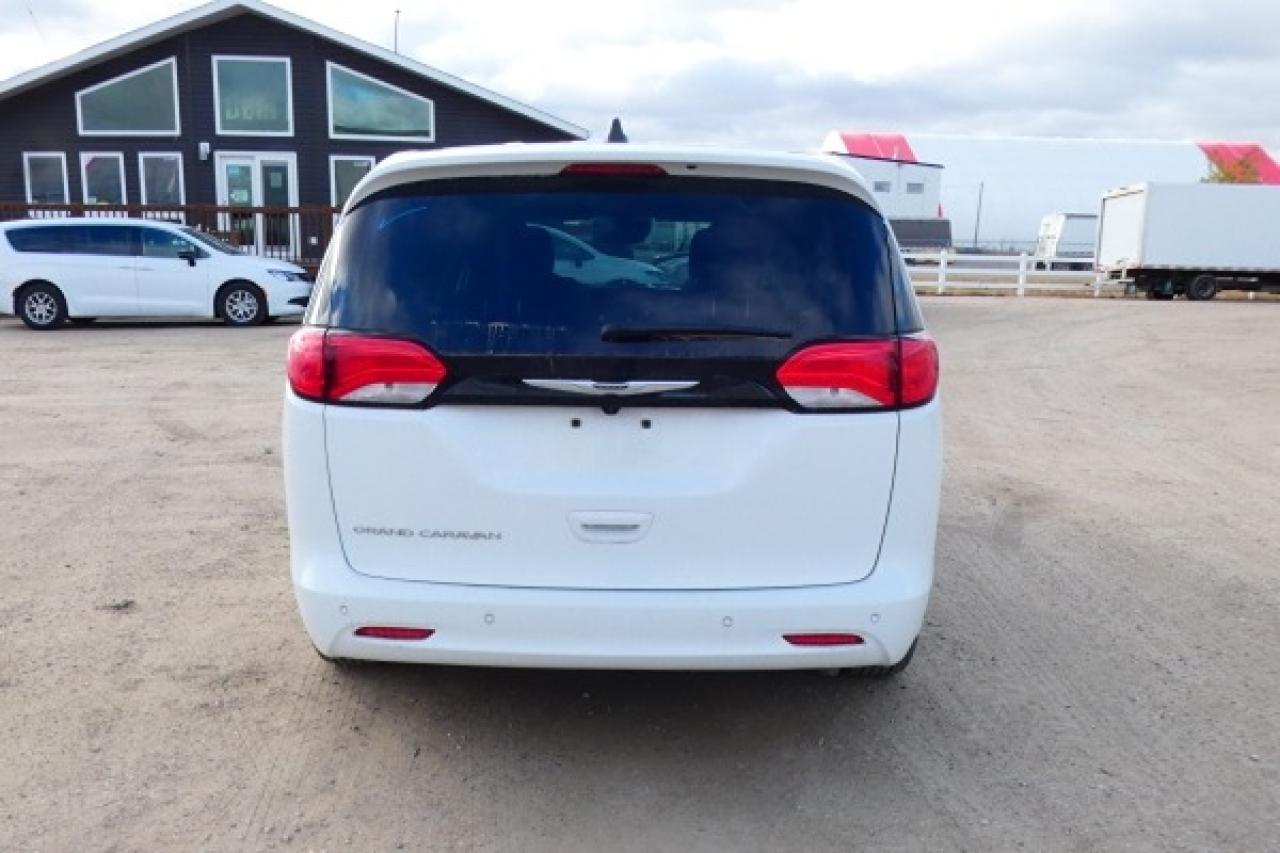 2024 Chrysler Grand Caravan SXT 2WD w/Htd cloth, Htd wheel, NAV, BUC - Photo #7