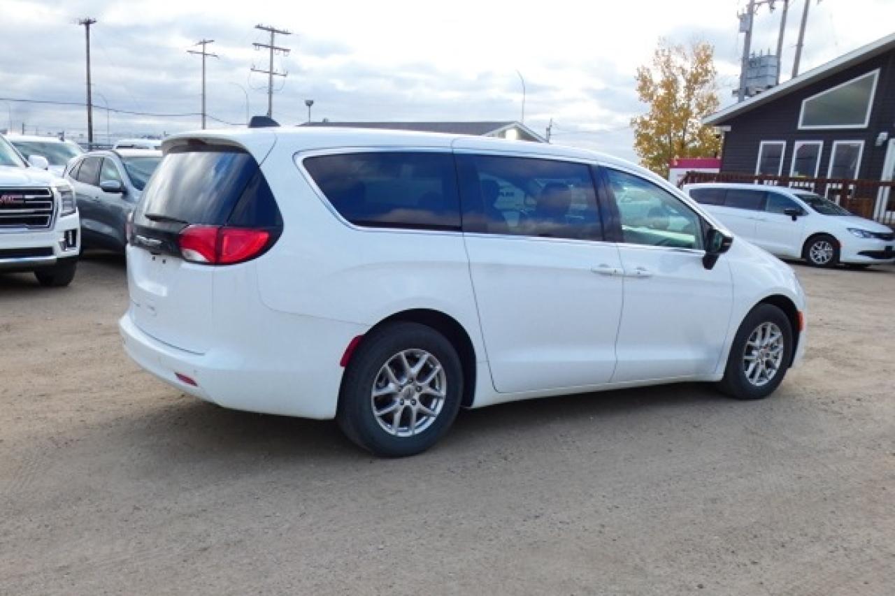 2024 Chrysler Grand Caravan SXT 2WD w/Htd cloth, Htd wheel, NAV, BUC - Photo #6