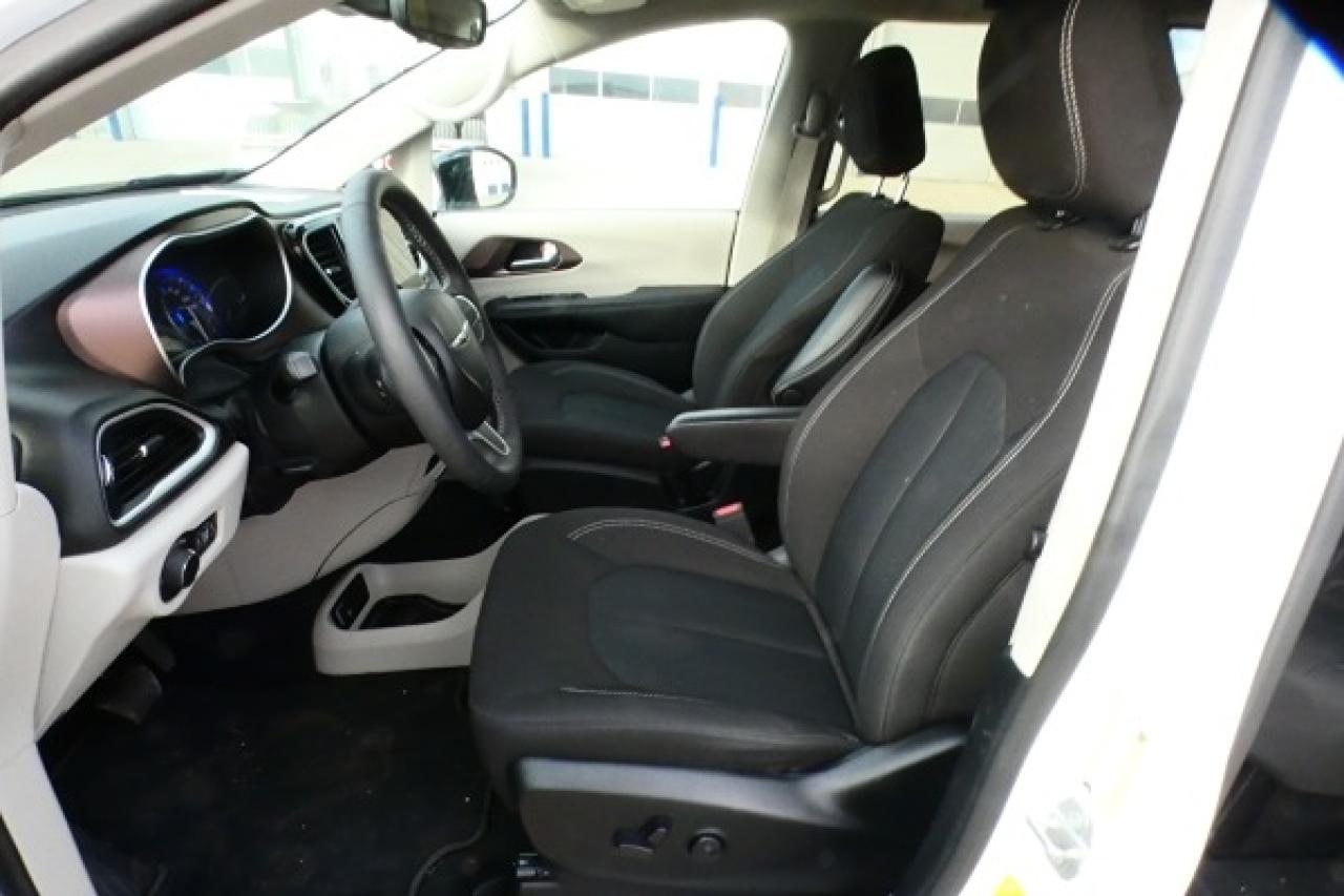 2024 Chrysler Grand Caravan SXT 2WD w/Htd cloth, Htd wheel, NAV, BUC - Photo #11