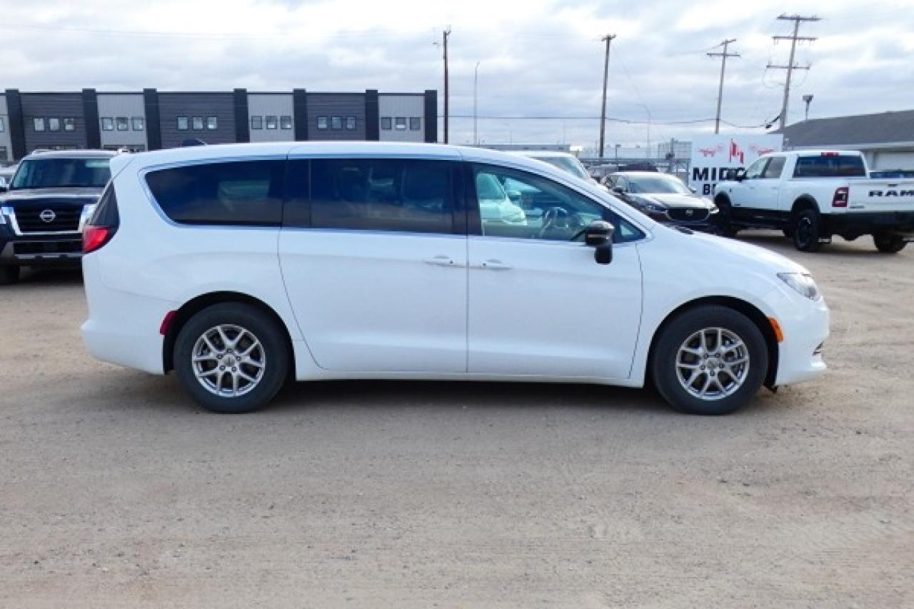 2024 Chrysler Grand Caravan SXT 2WD w/Htd cloth, Htd wheel, NAV, BUC - Photo #5