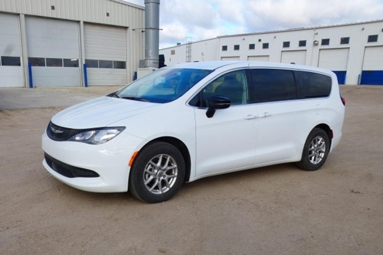 2024 Chrysler Grand Caravan SXT 2WD w/Htd cloth, Htd wheel, NAV, BUC - Photo #2