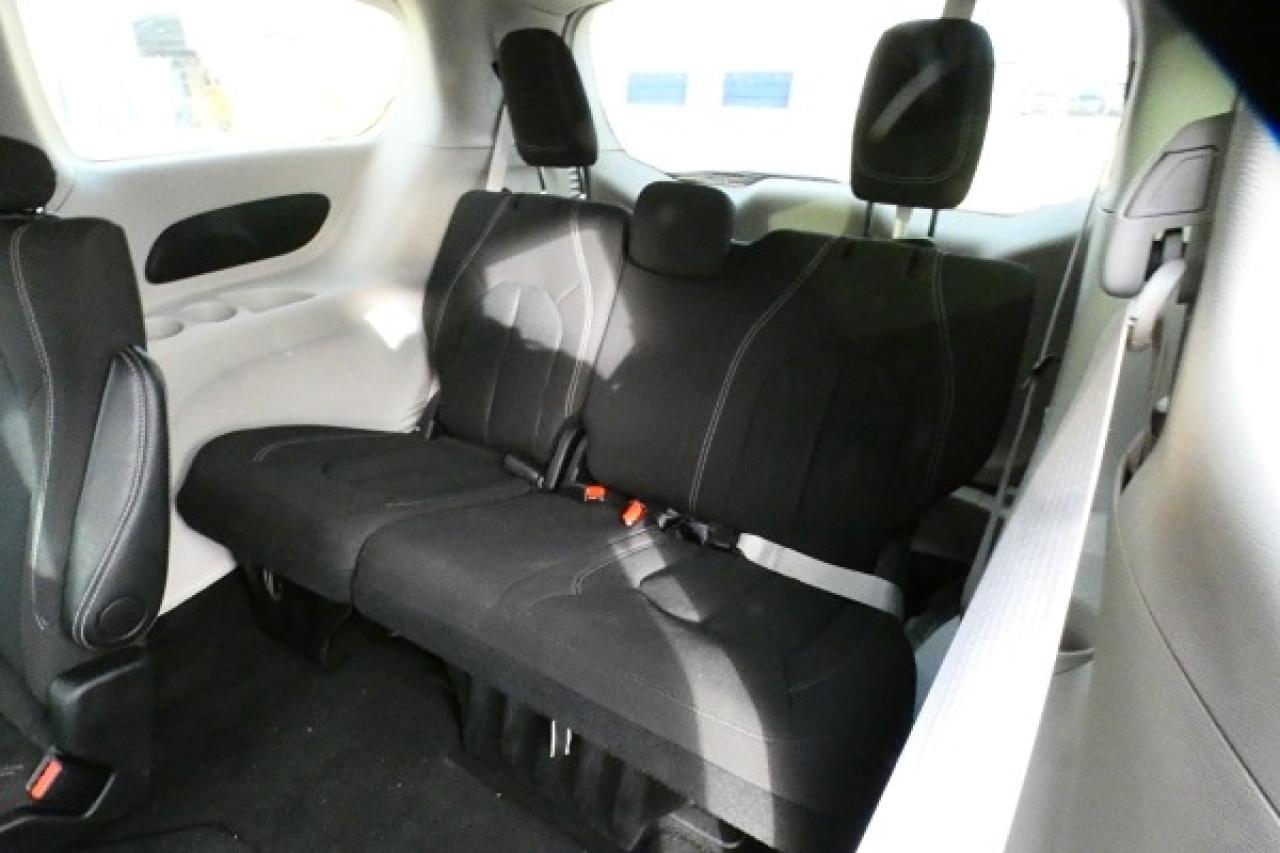 2024 Chrysler Grand Caravan SXT 2WD w/Htd cloth, Htd wheel, NAV, BUC - Photo #9