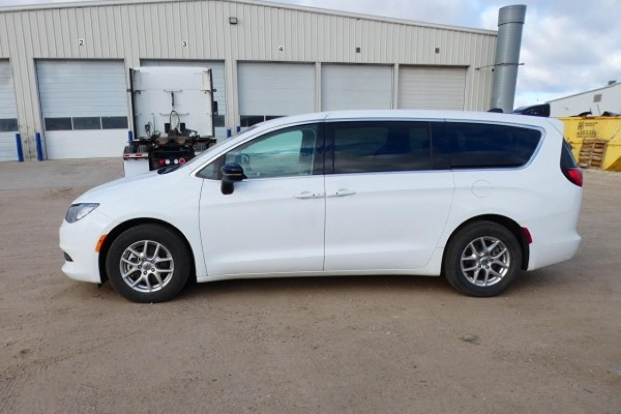 2024 Chrysler Grand Caravan SXT 2WD w/Htd cloth, Htd wheel, NAV, BUC - Photo #1
