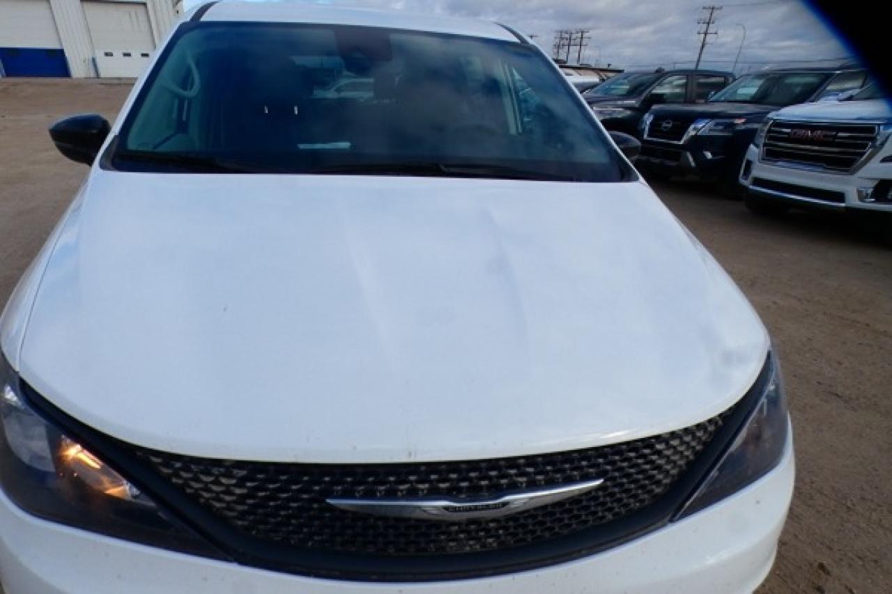 2024 Chrysler Grand Caravan SXT 2WD w/Htd cloth, Htd wheel, NAV, BUC - Photo #28