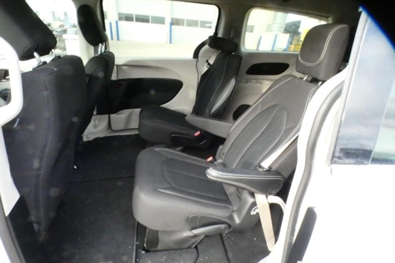 2024 Chrysler Grand Caravan SXT 2WD w/Htd cloth, Htd wheel, NAV, BUC - Photo #10