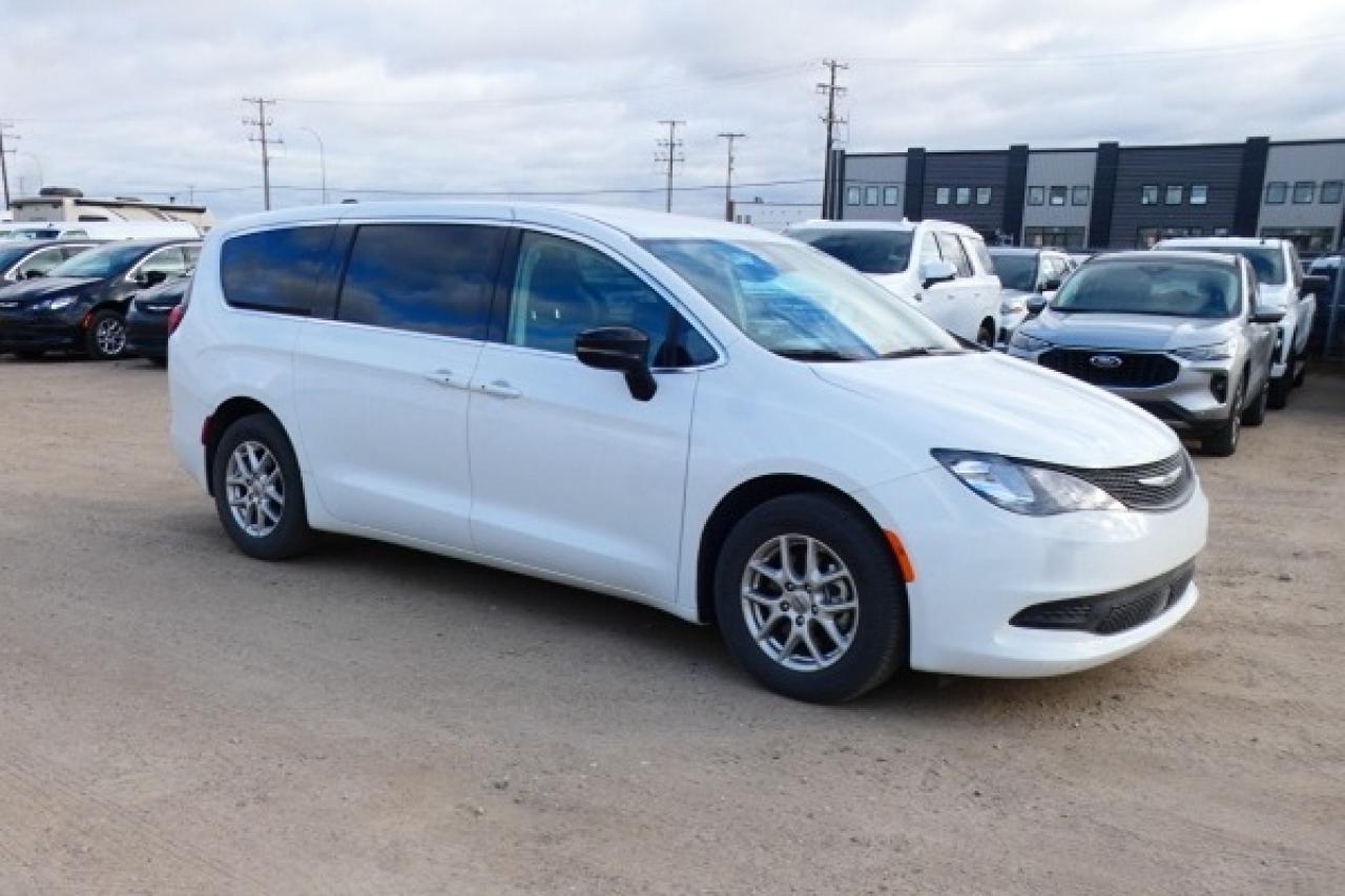 2024 Chrysler Grand Caravan SXT 2WD w/Htd cloth, Htd wheel, NAV, BUC - Photo #4